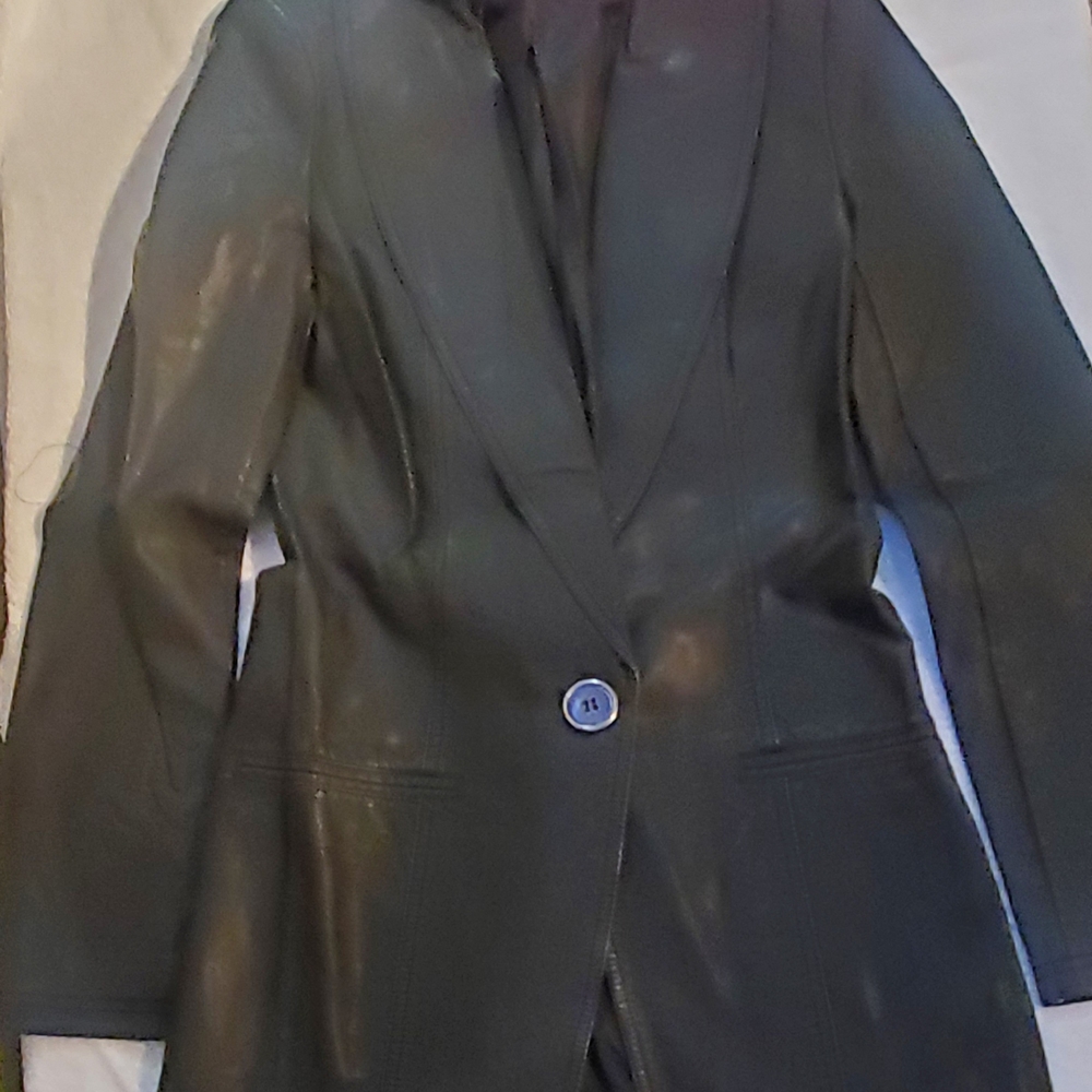 Sleek Black Leather Jacket with Tailored Fit and Lapels